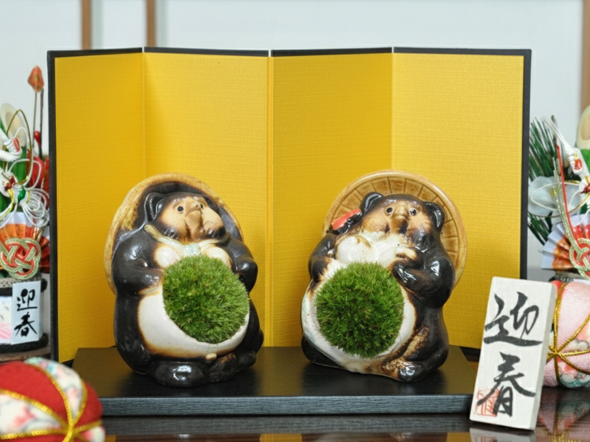 夫婦たぬき迎春セット 【屏風、敷板、木札、竹かご付き】の盆栽を販売