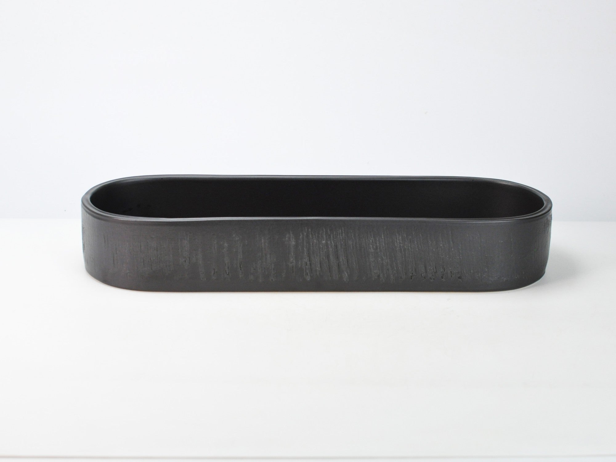 信楽焼 小判型水盤 16号 黒マット 幅48cm×奥行16cm×高さ7cmの販売