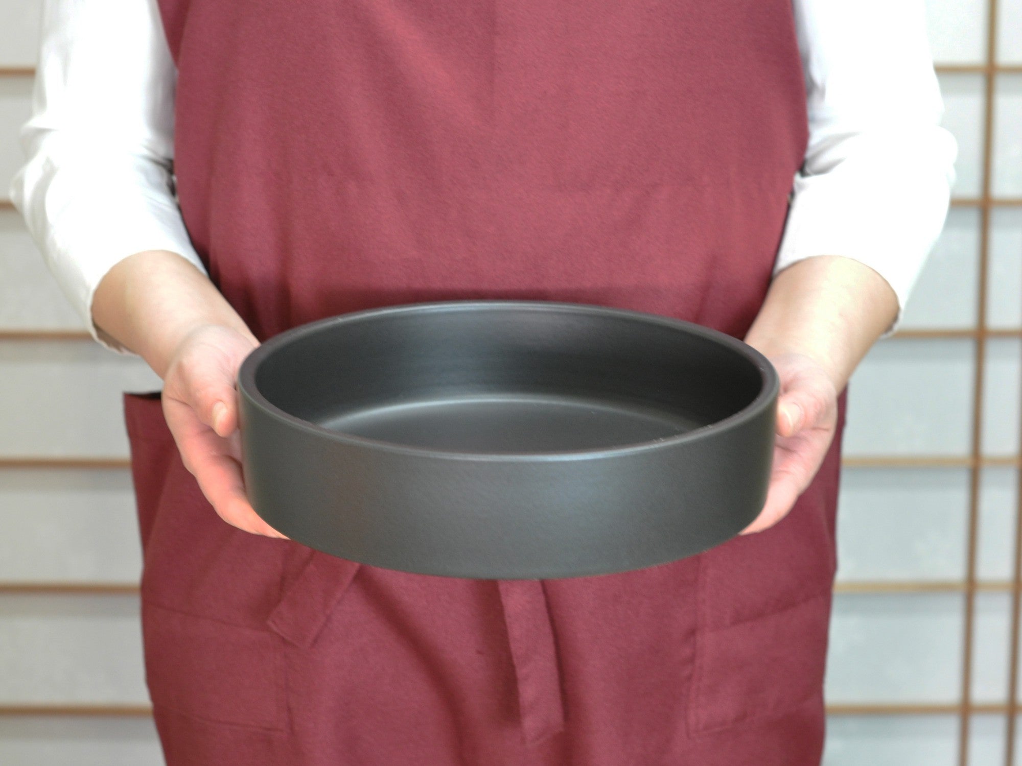 信楽焼 丸型水盤 8号 黒マット 幅24.5cm×高さ6cmの販売｜盆栽妙