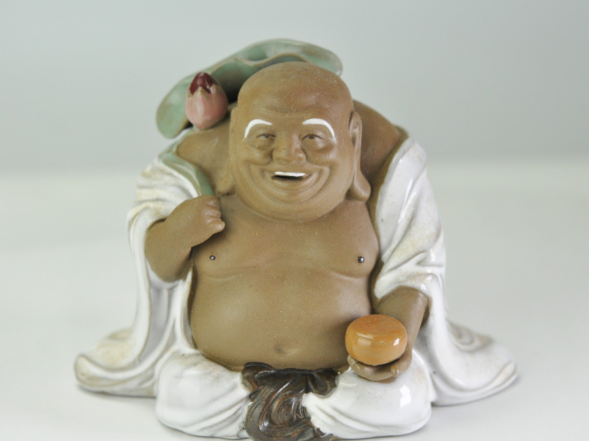 陶器の置物 フィギュア 手に蓮の葉を持つ笑う仏の販売｜盆栽妙