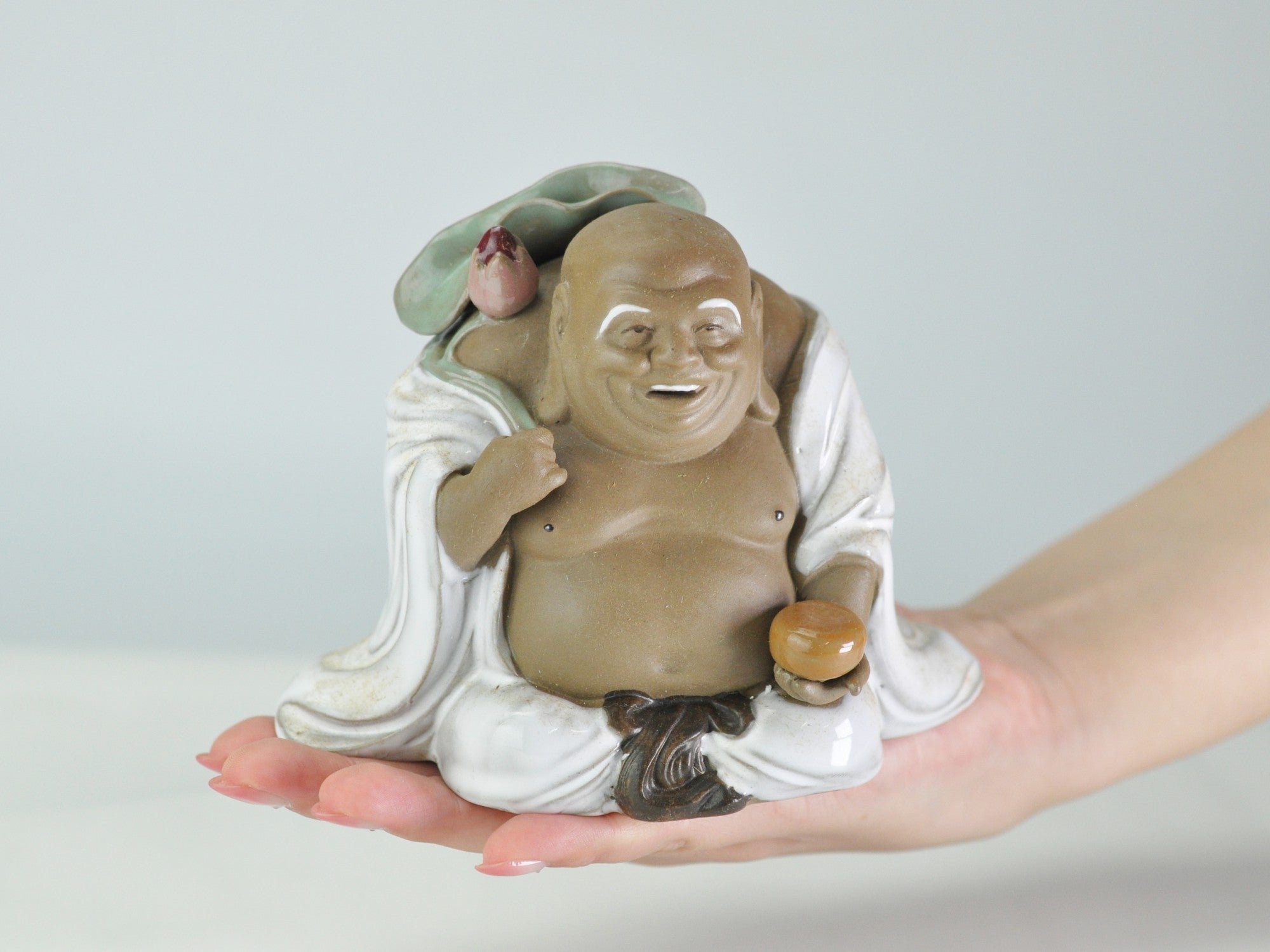 陶器の置物 フィギュア 手に蓮の葉を持つ笑う仏の販売|盆栽妙 陶器の置物 フィギュア 手に蓮の葉を持つ笑う仏の販売|盆栽妙