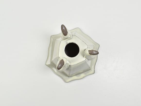 クリーム 4号 六角三ツ足 幅13cm ×高11cm