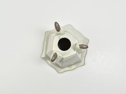 クリーム 4号 六角三ツ足 幅13cm ×高11cm