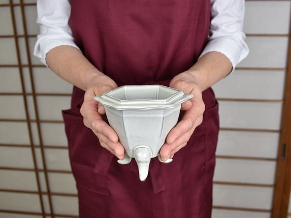 クリーム 4号 六角三ツ足 幅13cm ×高11cm