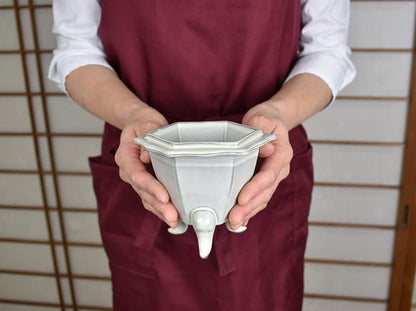 クリーム 4号 六角三ツ足 幅13cm ×高11cm