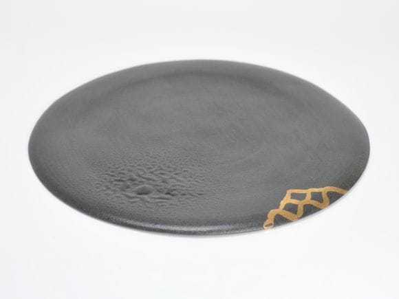 作家物　金彩絵付け黒皿　伊藤光伸作　幅28cm×高さ0.5cm