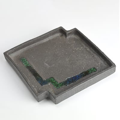 作家物　ビードロ釉角欠け黒皿　伊藤光伸作　幅16.2cm×高さ2.7cm