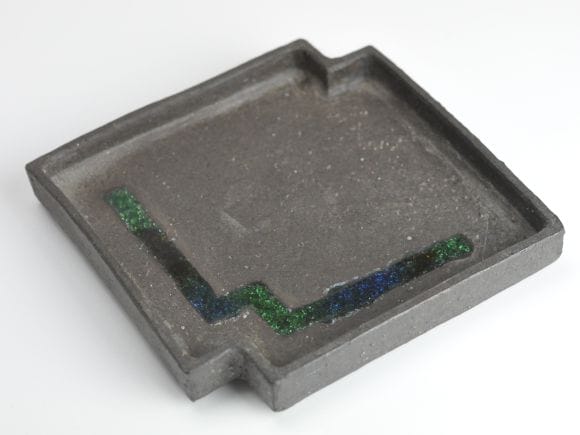 作家物　ビードロ釉角欠け黒皿　伊藤光伸作　幅16.2cm×高さ2.7cm