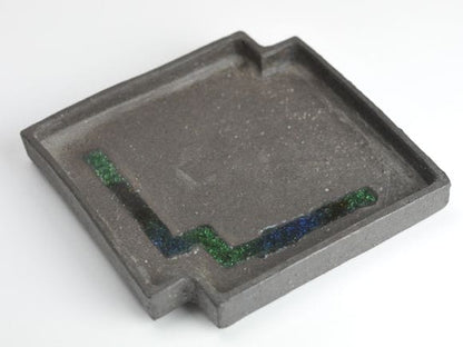 作家物　ビードロ釉角欠け黒皿　伊藤光伸作　幅16.2cm×高さ2.7cm