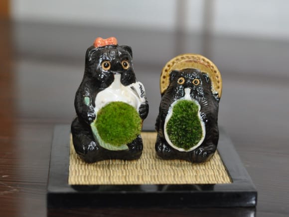 たぬきさんちのお野菜とお米 信楽たぬきの苔盆栽 ママと男の子たぬきを販売｜盆栽妙 – 盆栽妙