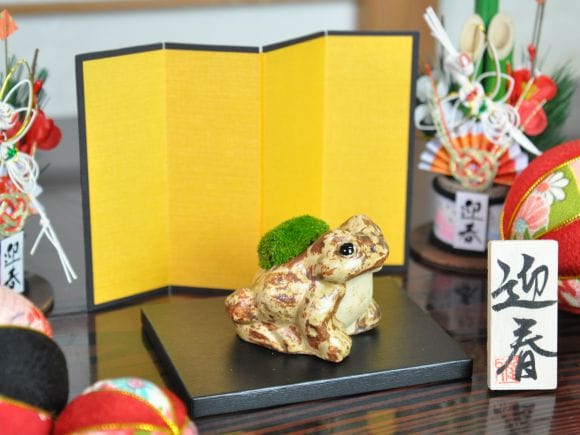 かえるの苔盆栽迎春セット 【屏風、敷板、木札付き】の盆栽を販売