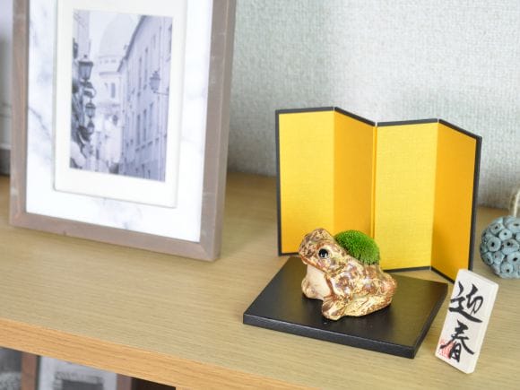かえるの苔盆栽迎春セット 【屏風、敷板、木札付き】の盆栽を販売