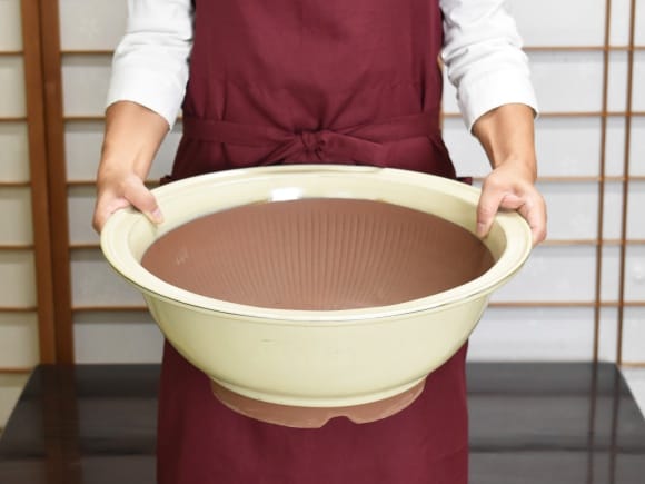 【新品】瀬戸焼 イムサエムさん の 刻文中鉢高台 新品】瀬戸焼 イムサエムさん の 刻文中鉢高台 キッチン・食器